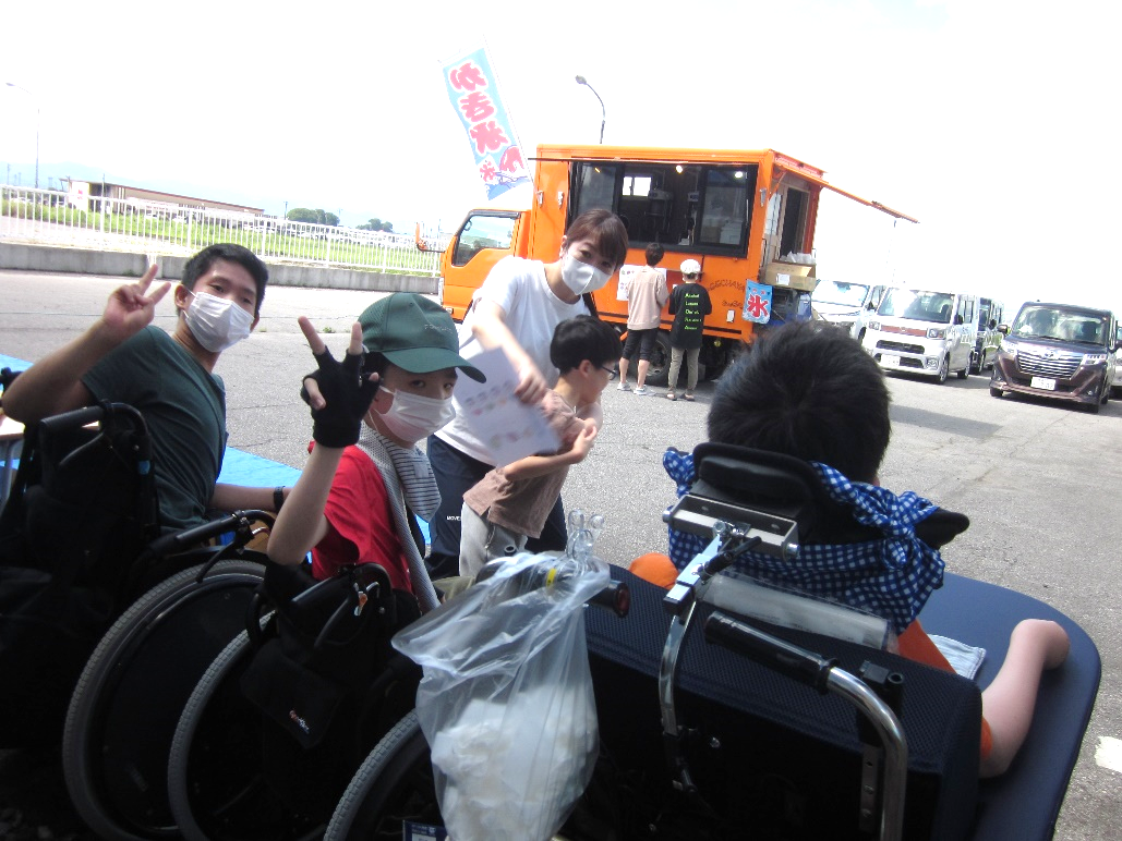 「おかげ茶や」さんのキッチン カーが花りんごにやってきました！～児童発達支援センター 花りんご～