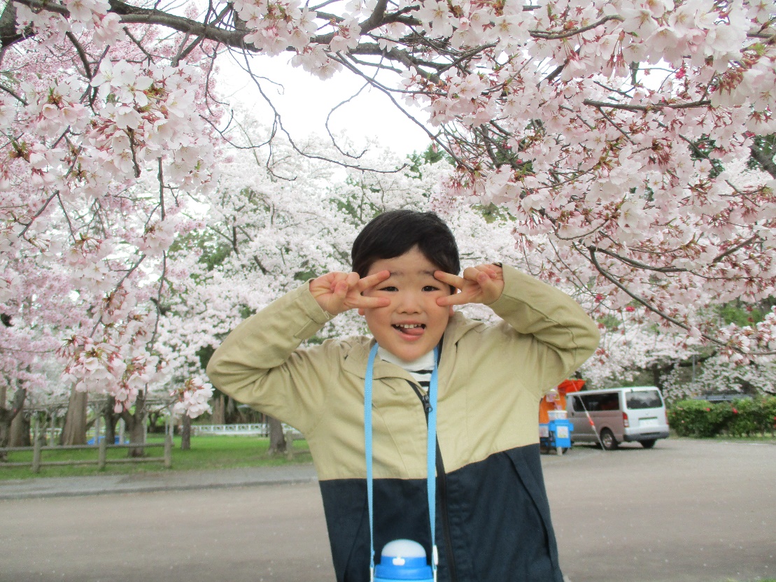 お花見外出～児童発達支援センター花りんご～